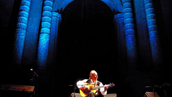 Paco de Lucía, durante su concierto en la plaza de la Catedral de Cádiz en 2007.