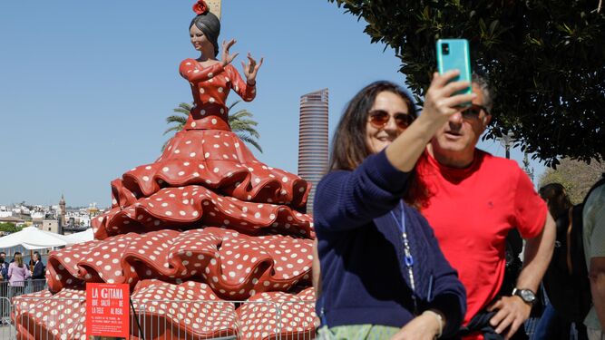 La enorme muñeca de Marín se podrá visitar hasta el domingo 21 de abril