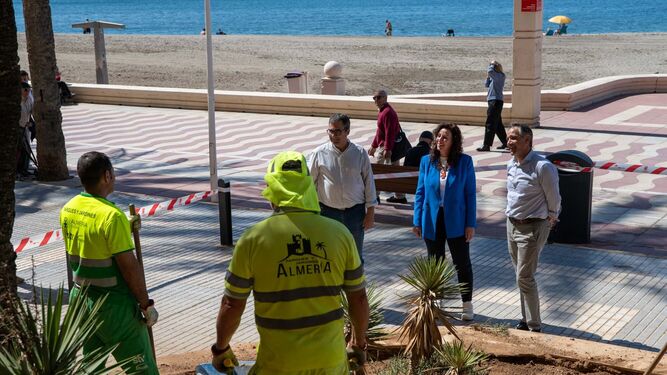 La alcaldesa ha visitado los trabajos mantenimiento del Paseo Marítimo Carmen de Burgos