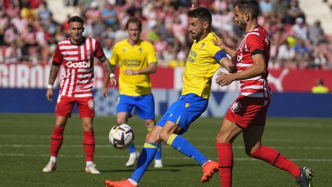 José Mari recibe la presión de Stuani en el Girona-Cádiz de la pasada temporada.
