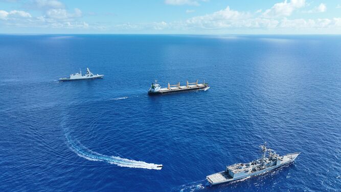 La fragata Canarias, junto a otra italiana, escolta al buque libertado en Somalia.