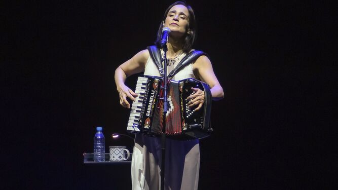 La cantante mexicana Julieta Venegas durante un concierto en 2023.