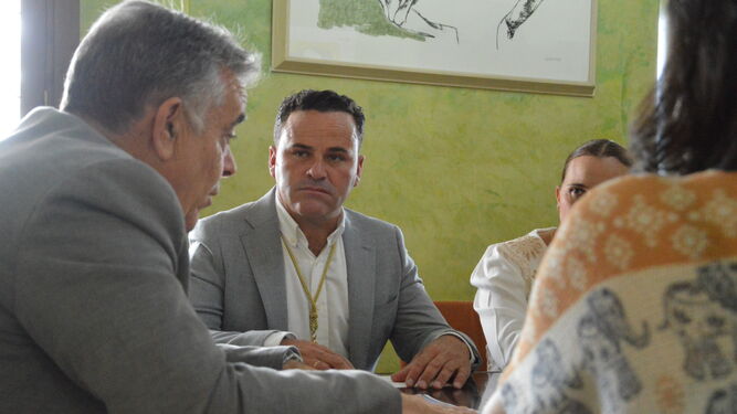 Encuentro entre el alcalde de Almonte y el hermano mayor de la Matriz.