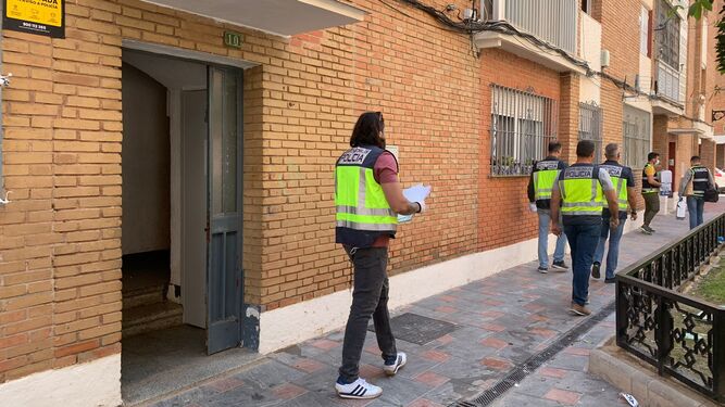 Agentes en la puerta del inmueble en Fuengirola donde se produjo la doble agresión.