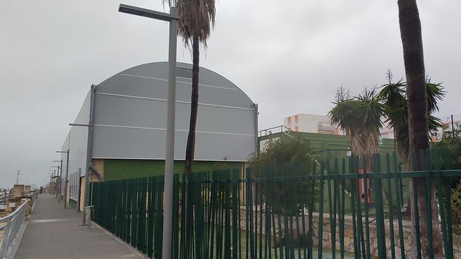La estructura se encuentra situada en terrenos de la concesión del Club Náutico, pegada al nuevo Paseo Fluvial, junto al río Guadalete.