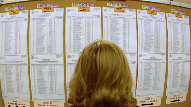 Una mujer consulta el listado de reparto de aulas antes de un examen MIR en una imagen de archivo.
