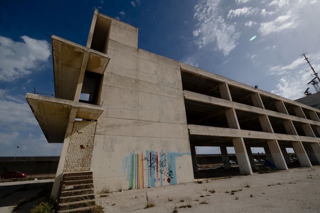Im&aacute;genes del estado de abandono del edificio Ciudad del Mar en C&aacute;diz