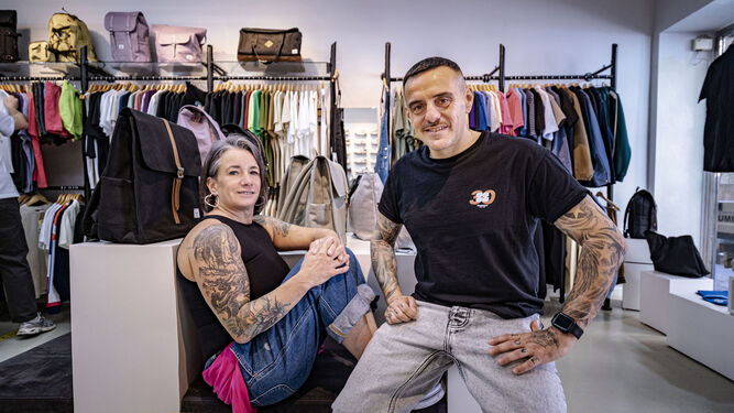 Susana Fuentes y Jose Otero en su tienda Absoluters Street Wear de la calle Rosario.