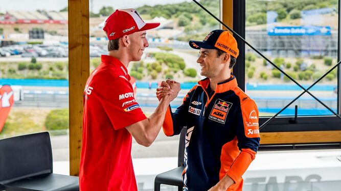 Pedro Acosta y Dani Pedrosa se saludan en el Circuito de Jerez.