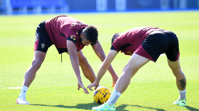 Dos jugadores del Cádiz en un entrenamiento.