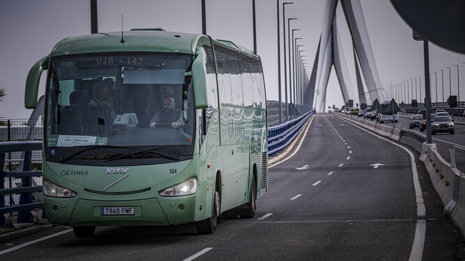 Un autobús interurbano por el Puente de la Constitución de Cádiz.